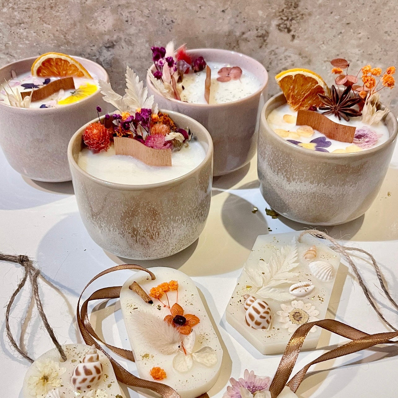 Quatre. Bougies décorée de fleurs séchées et quatre suspensions parfumées, déco de fleurs, séchées, création, art, artisanale, réalisé lors d’un atelier.